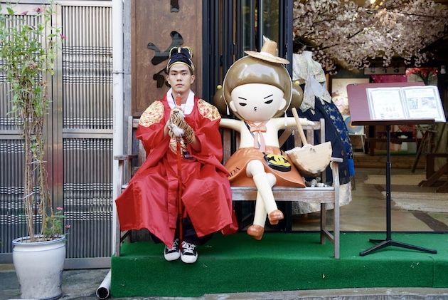 Boy meets girl in Hanbok (Seoul)