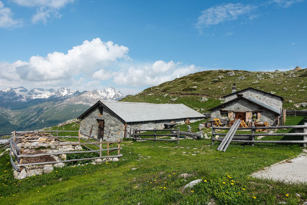 Een prachtige verlaten boerderij hoog in de bergen